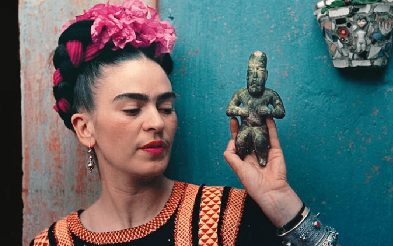  Frida with Olmeca Figurine (1939) ถ่ายโดยมูไรย์ (ที่มาภาพ www.theguardian.com/artanddesign/gallery/2017/apr/08/frida-kahlo-nickolas-muray-photos-pictures)