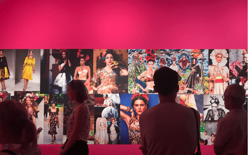 Fridamania: Frida Kahlo The Pop Icon ห้องสุดท้ายของนิทรรศการว่าด้วย style legacy ของเธอที่ยังคงอยู่บนรันเวย์ ในการ์ตูนซิมป์สัน และบนผิวหนังของผู้คน