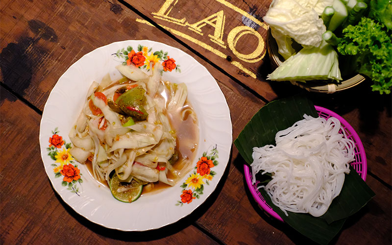 Lao Dtom Lao จากไอศกรีมพาเลอร์สู่อาหารลาวสายลึก | The Momentum