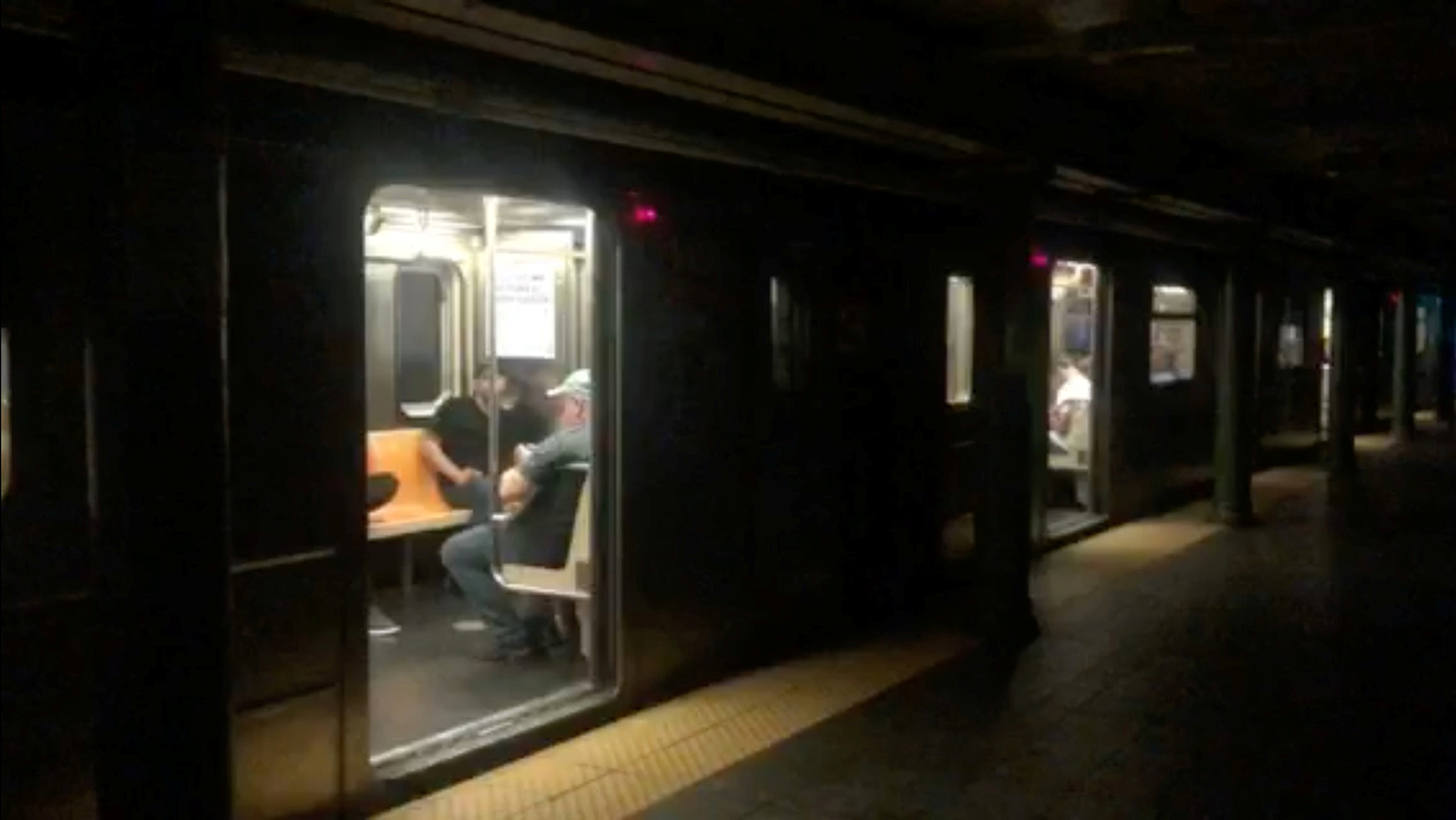 Грабитель в Нью-йоркском метро