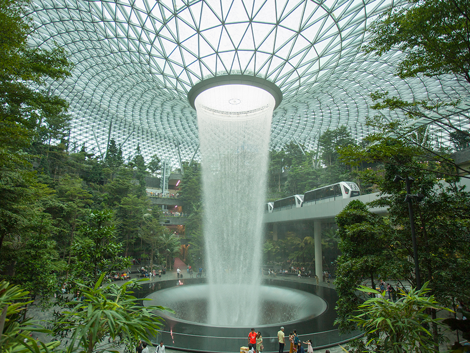 Jewel Changi เพชรเม็ดงามที่เป็นมากกว่าห้างติดสนามบิน THE MOMENTUM