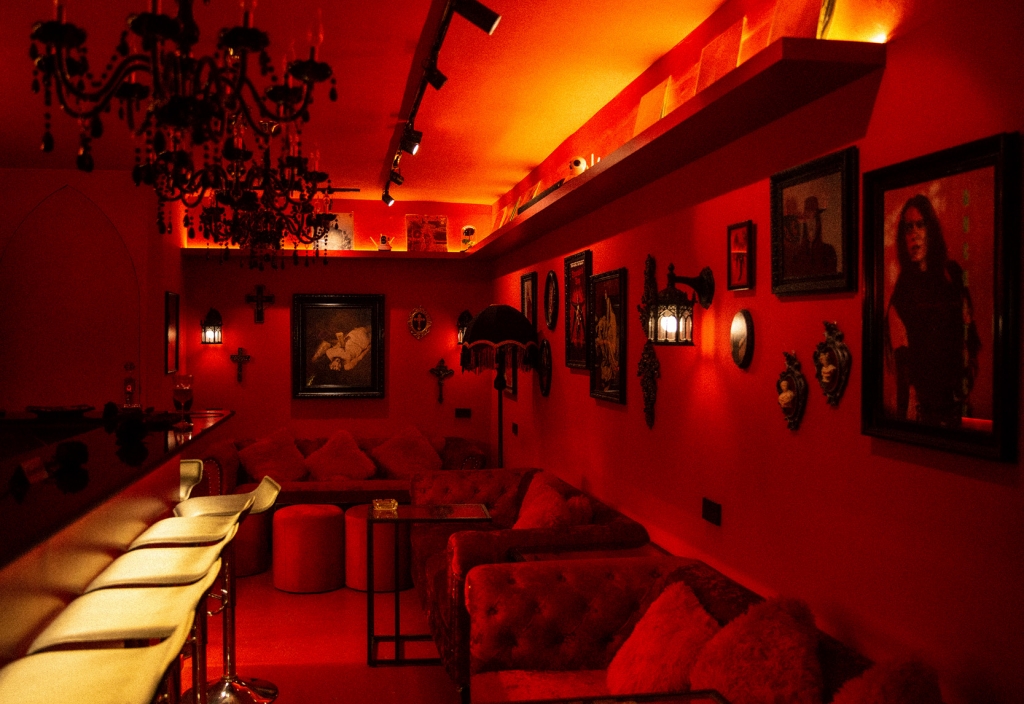 Bar Dusk บาร์ร็อกคลุ้งกลิ่นแวมไพร์ ที่เสิร์ฟจานหลักเป็น ‘เสียงเพลง’