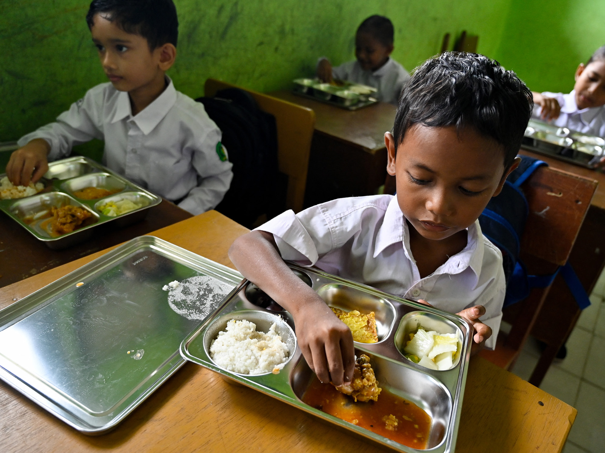 อินโดนีเซียลดงบอาหารกลางวันเด็ก รับมือวิกฤตเชื้อเพลิงและราคาน้ำมัน หลังสงครามตะวันออกกลางกระทบหนัก