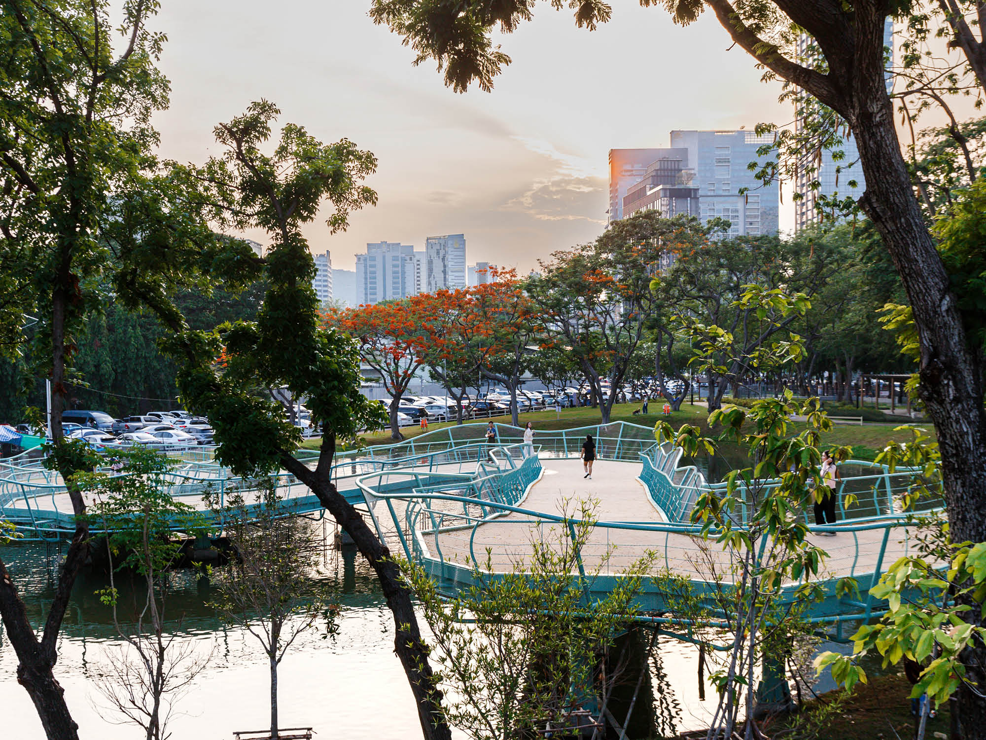 ชม ‘สะพานเขียว’ โฉมใหม่ เชื่อมสวนลุมพินีและสวนเบญจกิติแบบไร้รอยต่อ รับปรากฏการณ์ นักวิ่ง-เต้นแอโรบิกฟีเวอร์