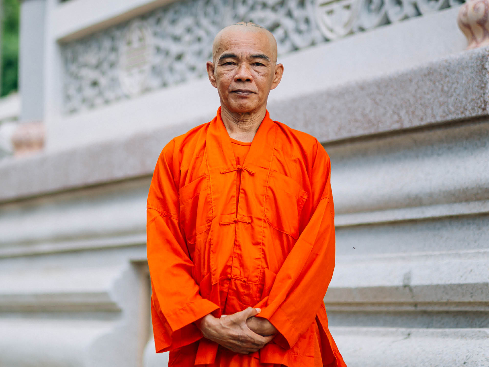 ชีวิตสีควันที่พลิกผันสู่เหลืองจีวรของ ‘พระมนตร์ธัช’ กับบุหรี